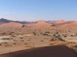 Einzigartig in die Welt! Das Dnelandschaft von Sossusvlei in Namibia. Hier fotografiert am 5-3-2009. Die umgebenden orangefarbenen Dnen zhlen mit ber 200 Meter Hhenunterschied gegenber der Pfanne zu den hchsten der Welt. Die hchste unter ihnen ist Dne 7, sie wird von den Einheimischen wegen ihrer Hhe und des langen Aufstiegs zum Gipfel Big Daddy oder Crazy Dune genannt.