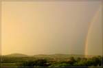 Möglicherweise der selbe Regenbogen, den auch M. Respondek fotografiert hat, jetzt über dem Remstal. Der Berg links ist der Korber Kopf (Ausblick von dort siehe nächstes Bild). Bei dem Ort im Tal handelt es sich um Waiblingen Beinstein. 

23.07.2007 (M)