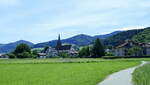 Blick talaufwärts auf den Ort Glottertal im gleichnamigen Tal des Schwarzwaldes, Mai 2022