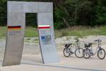Mit ausgeliehenen E-Bikes, an der Movelo Station Ahlbeck, ber die Deutsch-Polnische Grenze nach Swinemnde.