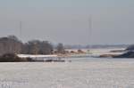 der lange Winter lt die greren Gewsser gefrieren, Schlittschuh laufen auf dem Deviner See, verbunden mit dem Strelasund  - nahe  Hhe 23  bei Stralsund Ortsteil Devin, 25.01.2010