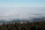 Hochnebelwolken ber Norddeutschland; Blick am Mittag des 16.11.2012 vom Gipfelrundweg des Brocken Richtung Nordosten...