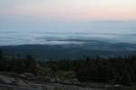 Ein Wolkenmeer bedeckt Norddeutschland rund um den Harz; Blick am frhen Morgen des 12.07.2013 vor Sonnenaufgang von der Treppe des Brockenhauses...