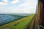 Das Wattenmeer vom Zug auf den Hindenburgdamm zwischen Klanxbüll und Morsum aus gesehen.