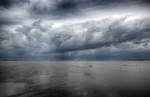 Regenwolken über das Nordfriesische Wattenmeer zwischen der Insel Föhr und der Hallig Oland. Das Foto ist während einer Wattwanderung aufgenommen. Aufnahme: 25. Juni 2017.