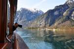 Asia-Fotograf mit Spiegelreflex  beim fotografieren der Bergwelt von Bord eines Knigssee-Schiffes.