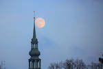 Der Mond an der Kirchturmspitze von St. Nikolai in Greifswald aus dem fahrenden Zug aufgenommen. - 09.02.2017