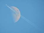 Ein Flugzeug fliegt am zunehmenden Mond vorbei, am 17.