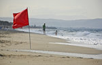 Rote Flagge am Strand vor Maleme auf der Insel Kreta.