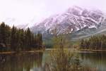 Neuschnee im Mai: Lake Minnewanka im Banff National Park. Aufnahme: Mai 1987 (digitalisiertes Negativfoto).