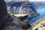 Ein Felsvorsprung am Hochplateau vor Trolltunga in Norwegen.