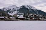 Von Bergen umgeben: Gstaad, ein Dorf mit viel Prominenz und solcher die glaubt es zu sein.