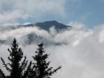 Die Wolken ziehen langsam ab,  und geben den Blick auf die   Bergspitze des Rochers-de-Naye frei.