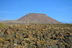Der Vulkan Montaña Roja befindet sich kurz vor Wanderdüne El Cable südlich von Corralejo auf der Insel Fuerteventura - Spanien.
Aufnahme: 17. Oktober 2017.