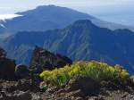Blick vom 2426 m hohen Roque de los Muchachos auf den 1857 m hohen Pico Bejenado und den im Hintergrund liegenden 14 km langen Gebirgszug der Cumbre Vieja, der im Sdteil der Insel La Palma liegt