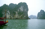 Die Halong-Bucht im Golf von Tonkin im Norden Vietnams. Das Kalksteinplateau, das die Bucht beheimatet, versinkt. 1994 erklärte die UNESCO die Bucht zum Weltnaturerbe. Bild vom Dia. Aufnahme: Januar 2001.
