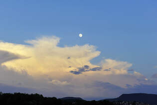 Eine abziehende Gewitterfront mit aufgehendem Mond am Albtrauf mit Wasserberg und Fuchseck 15.06.2019