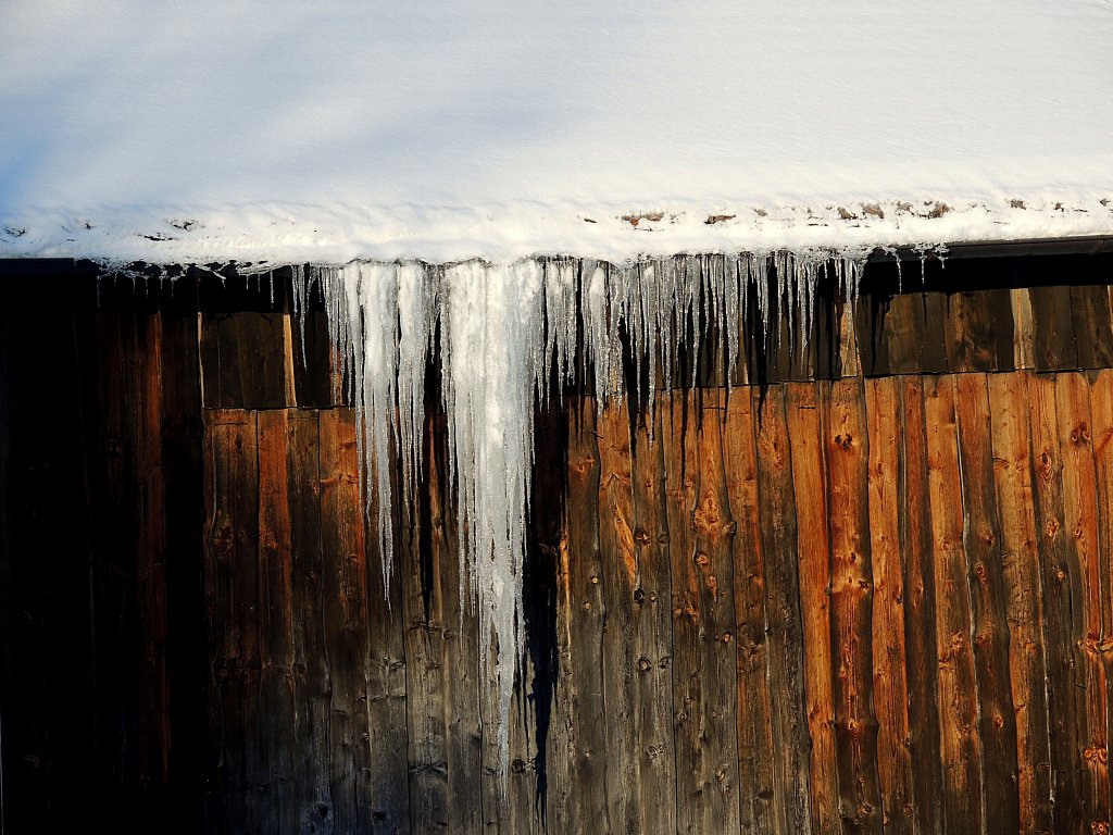 Eiszapfengebilde hngen vom Scheunendach; 121214