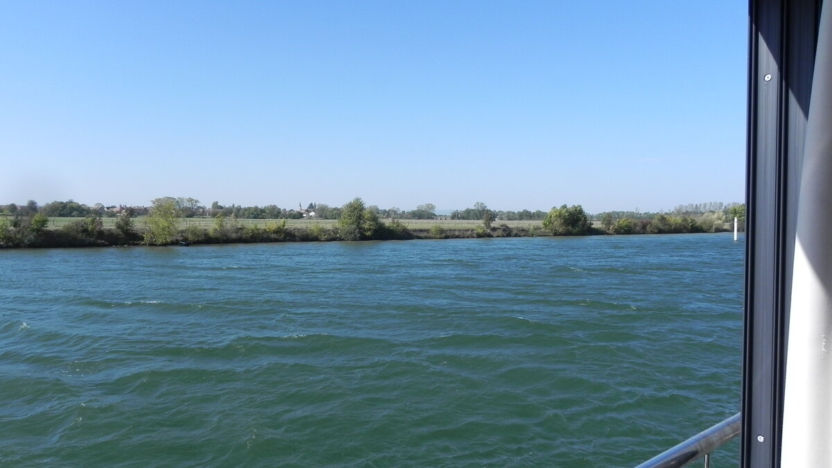 Das Ufer der Saône auf dem Weg nach Chalon-sur-Saone, im Département Saône-et-Loire in der Region Bourgogne-Franche-Comté am 13.10.23.