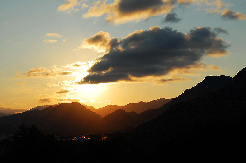 Die bergige Landschaft um Alcudia am späteren Nachmittag 22.09.2017