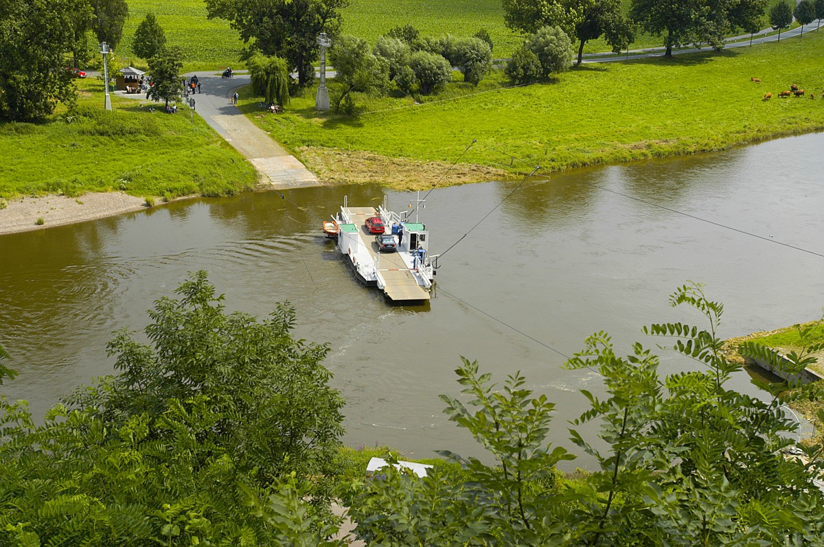  Die Weserfähre verkehrt zwischen der Ortschaft Polle und dem Ortsteil Heidbrink. Aufnahme: Juli 2007.