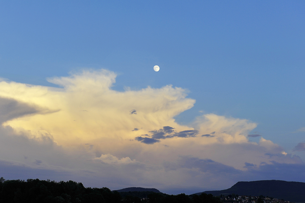 Eine abziehende Gewitterfront mit aufgehendem Mond am Albtrauf mit Wasserberg und Fuchseck 15.06.2019