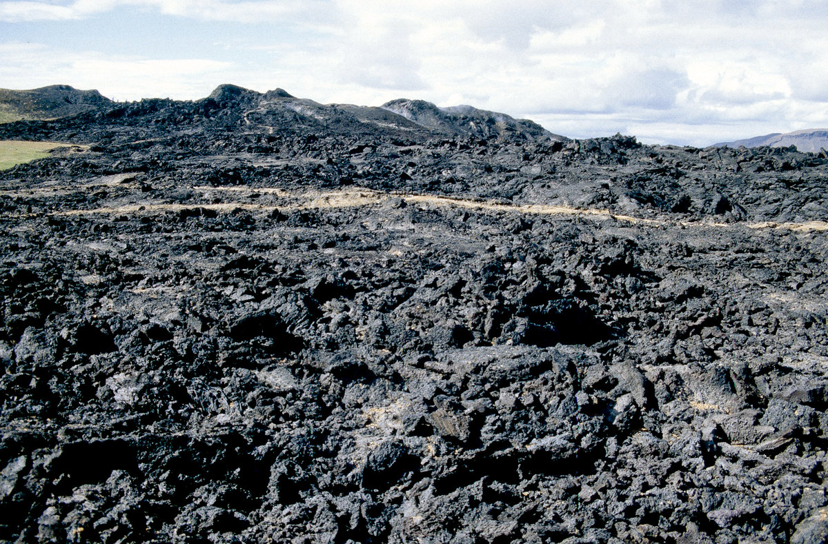  Lavafelder am Leirhnjúkur im Krafla-gebiet. Bild vom Dia. Aufnahme: August 1995.