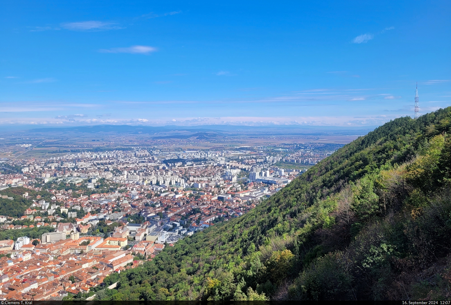 Ein Aufstieg, der mit Aussicht belohnt wird: Brașov (RO) und die Karpaten, gesehen vom Berg Tâmpa.

🕓 16.9.2024 | 12:07 Uhr