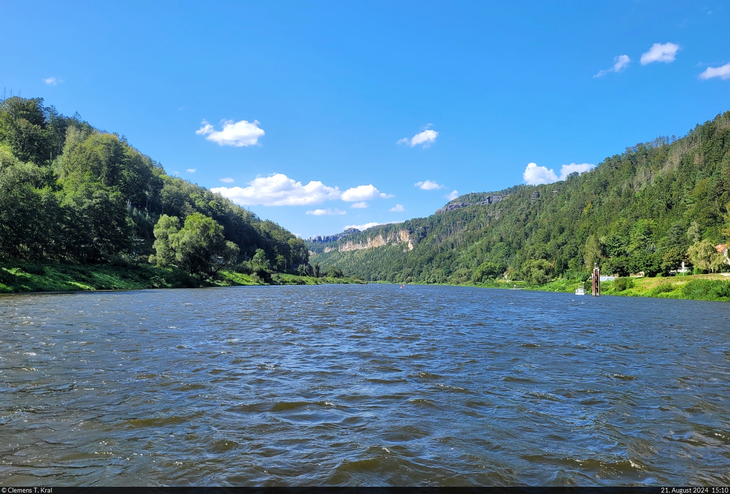 Fähr-Überfahrt auf der Elbe vom Dorf Schmilka Richtung Bahn-Haltepunkt Schmilka-Hirschmühle.

🕓 21.8.2024 | 15:10 Uhr