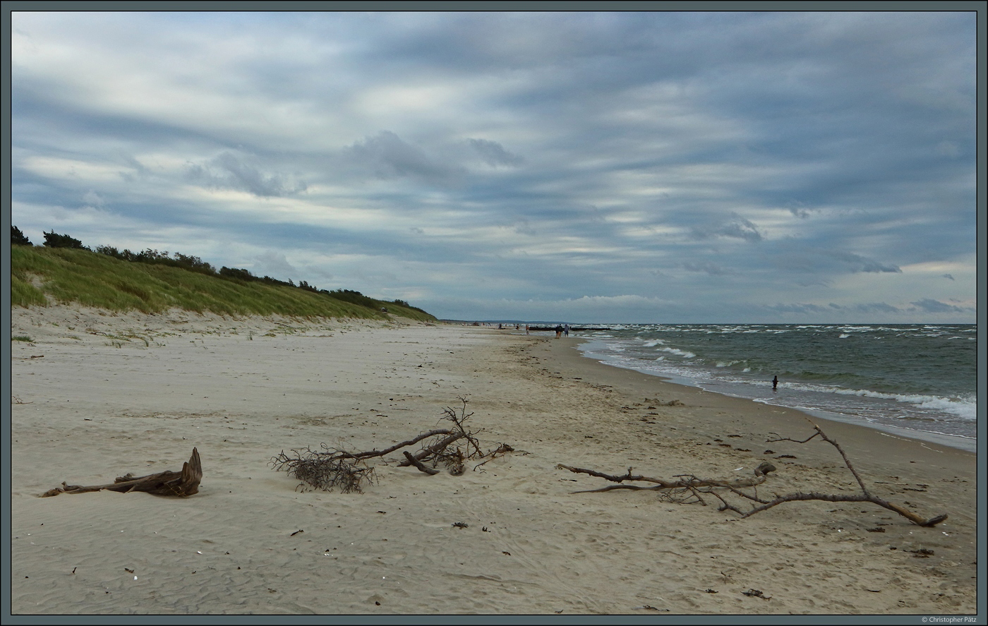 Fast 100 km zieht sich die Kurische Nehrung entlang der Küste. Am 25.08.2024 ist der Strand bei Klaipėda nur mäßig besucht.