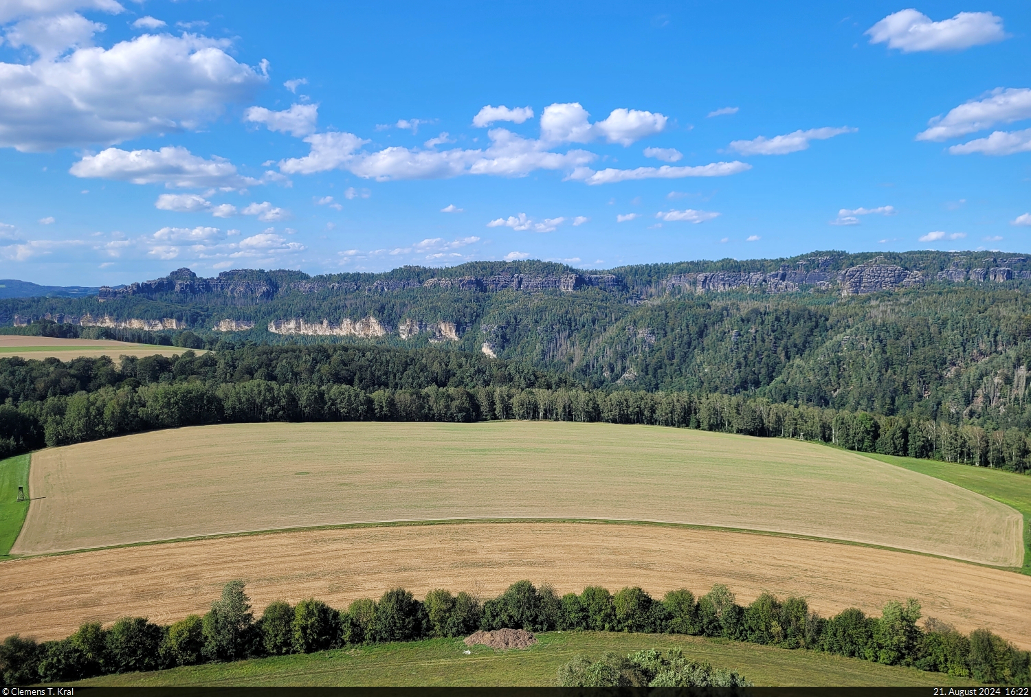 Schrammsteinmassiv zwischen Bad Schandau und Schmilka, gesehen von der 351 Meter hohen Kaiserkrone bei Reinhardtsdorf-Schöna.

🕓 21.8.2024 | 16:22 Uhr