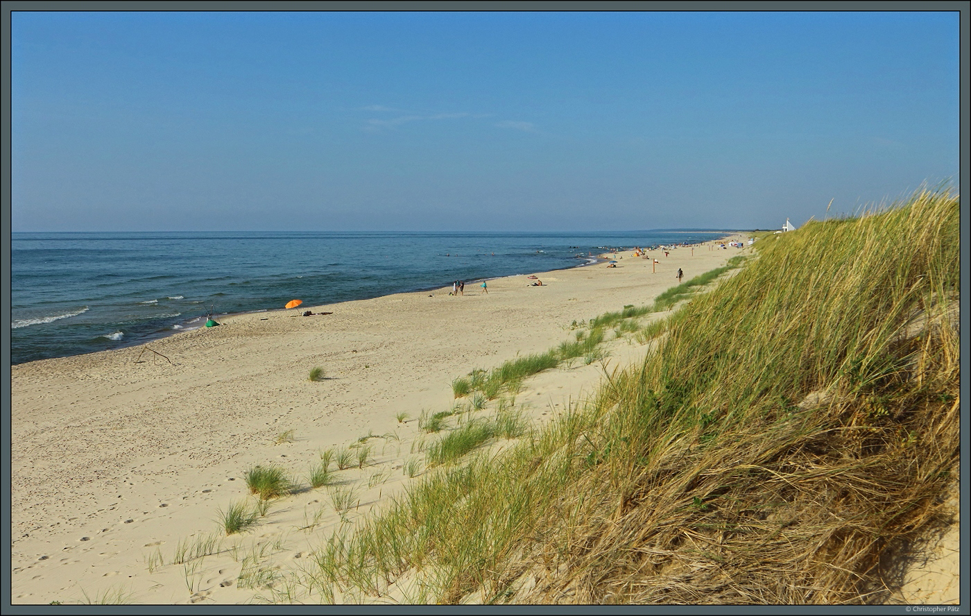 Westlich der Dünen der Kurischen Nehrung zieht sich der Ostseestrand bis zur Memelmündung entlang. (bei Preila, 27.08.2024)