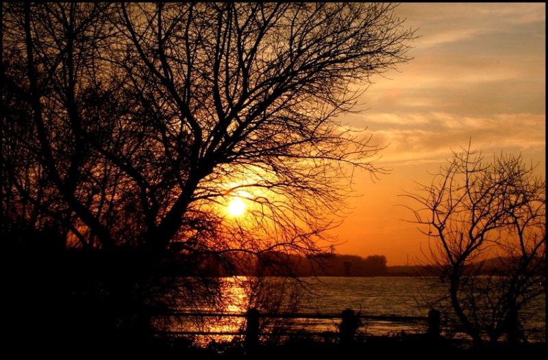 Sonnenuntergang am Rheinufer in Duisburg-Bruckhausen.