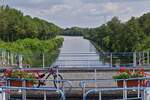 Blick über Kanal Biergden – Neerharen in Nördlicher Richtung über die Schleusentoren Brüstung, nachdem das Schiff in der Neerharen schleuse ca.9 Meter angehoben wurde.