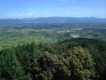 Kaiserstuhl, Blick vom Eichelspitzturm nach Osten über die Rheinebene zum Schwarzwald, davor Freiburg, rechts unten im Tagebau wird vulkanisches Gestein (Fango) abgebaut, Juli 2008