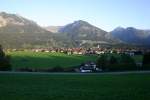 Oberstdorf am Abend vor dem Sonnenbestrahlten Nebelhorn.