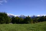 Der blick vom Sommer in den Winter. Whrend hier noch das Graas grn ist, liegt auf dem Nebelhorn schon Schnee.