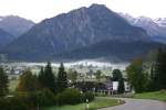 An einem Morgen im Jahr 2008 liegt Oberstdorf im Nebel.