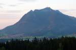 Grünten mit Burgberg zu seinen Füßen im Abendlicht (Allgäuer Alpen/August 2011)