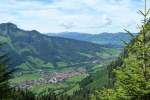 Blick in das Ostrachtal oberhalb von Hindelang mit Imberger Horn links, dahinter das Illertal und rechts hinten die Hörner (Oberallgäu/August 2011)