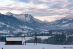 Ostrachtal zwischen Sonthofen und Bad Hindelang im Oberallgäu im Abendlicht - die Bergspitzen im Hintergrund gehören bereits zu Österreich im Tannheimer Tal (Januar 2012)