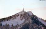 Grüntenspitze mit Grüntenhütte unterhalb sowie Sendemastanlage des Bayerischen Rundfunks und rechts daneben das Jägerdenkmal im letzten Abendlicht (Januar 2012)