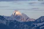 Bergspitze im Tannheimer Tal, gesehen von Schweineberg aus dem Oberallgäu über das Ostrachtal und Hindelang hinweg (Januar 2012)