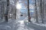 Geradeaus führt in der schneefreien Zeit ein schöner und meist schmaler Wanderweg in Richtung Spielmannsau und weiter hinaus, jetzt im Winter ist der Weg gesperrt. Leise rieselt ab und an etwas Schneegriesel von den Bäumen, die Temperaturen befinden sich um den Gefrierpunkt (Januar 2012)