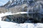 Der Christlessee im Trettachtal friert selbst im Winter nicht zu, da er auch Unterwasserquellen hat. Umstehende Berge spiegeln sich hier drin (Januar 2012)