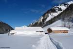 Die Alpe Oberau im Schnee regelrecht versunken; im Sommer gibt es hier, wo jetzt der Schneeberg ist, auf der schönen Terrasse u. a. lecker Kuchen und kühle Getränke (Januar 2012)