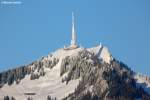 Gipfel vom Grünten, dem  Wächter des Allgäu  mit Grüntenhütte (unten) sowie der Sender des Bayerischen Rundfunks und das Denkmal für gefallene Gebirgsjäger (Januar 2012)