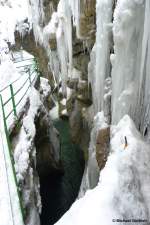 Die Breitach rauscht tief unten durch die Klamm, tagsüber tummeln sich viele Leute auf den Stegen - am frühen Morgen hatten wir das Glück, den Weg noch einigermaßen leer vorzufinden, gut zum Fotografieren (Januar 2012)