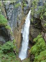 Von Dietersberg aus geht es zuerst durch einen Weg an Weiden vorbei danach steil nach oben und an diesem Wasserfall durch den schönen Hölltobel hoch nach Gerstruben (August 2010)