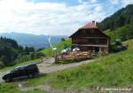 Die untere Richtersalpe liegt ungefähr in gleicher Höhe wie das Gasthaus  Gaisalpe  (Dach im Hintergrund links vom Haus) und bietet sich als Pausenstation zu den Gaisalpseen und weiter zum Aufstieg in Richtung Rubihorn bzw. Nebelhorn an. Der täglich selbst gemachte Kuchen ist immer wieder besonders zu empfehlen, aber auch alle weiteren Leckereien. Im Hintergrund ist das Illertal und die Hügelkette namens  Hörner  zu erkennen (August 2010)